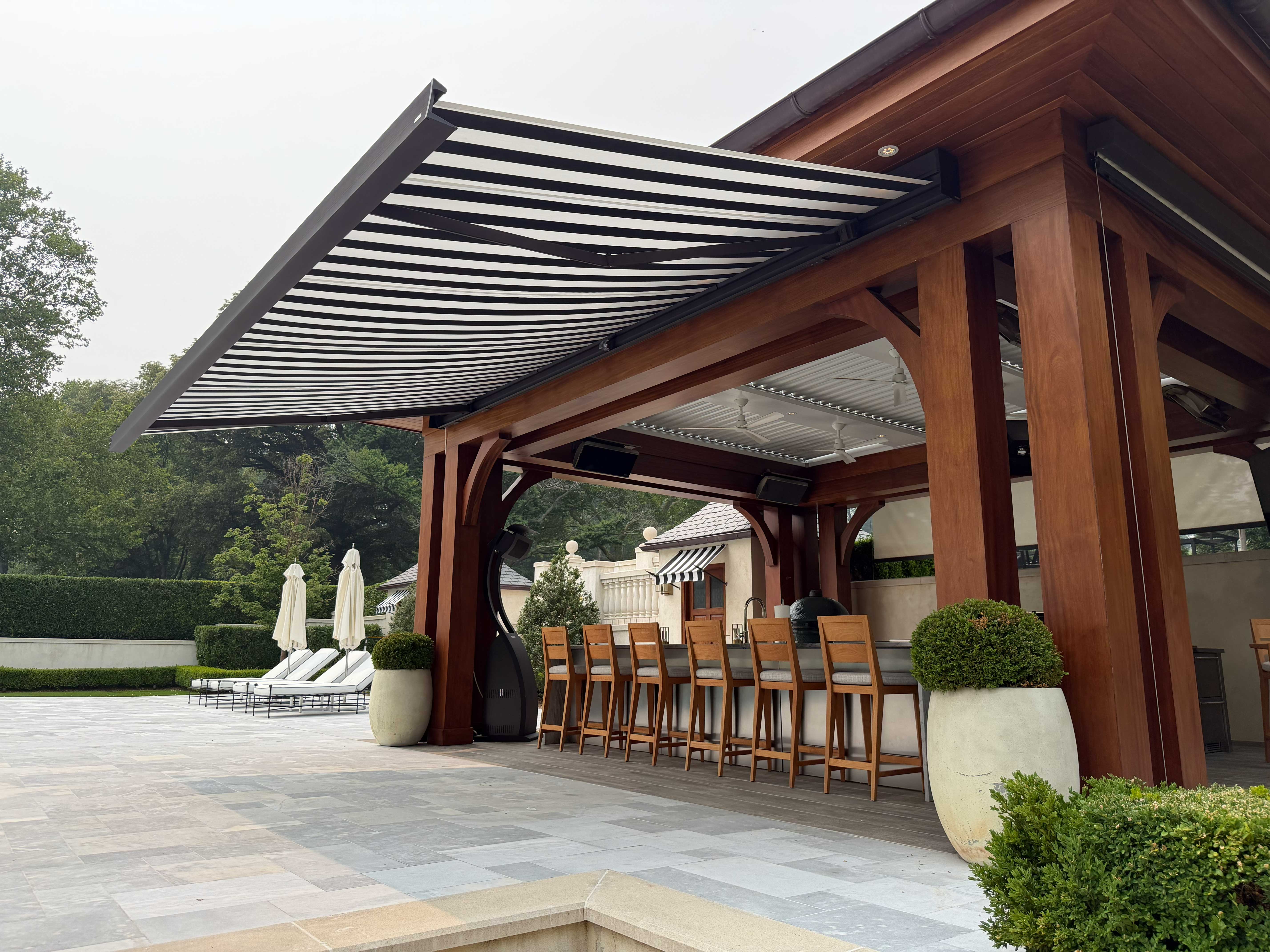 Retractable motorized awning